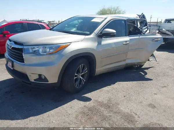 5TDKKRFH8GS504243 2016 TOYOTA HIGHLANDER - Image 2