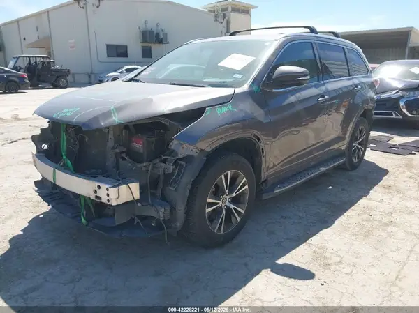 5TDKKRFH9GS135246 2016 TOYOTA HIGHLANDER - Image 2