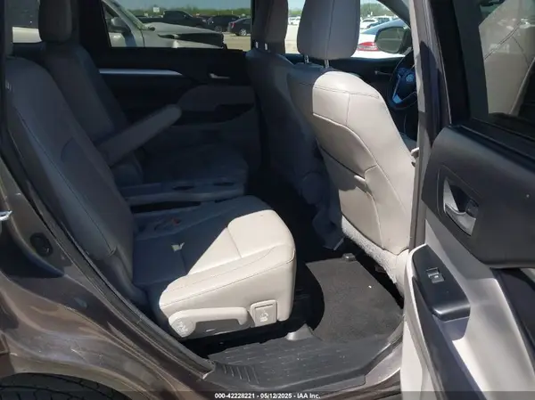 5TDKKRFH9GS135246 2016 TOYOTA HIGHLANDER - Image 8