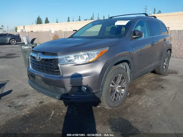 5TDKKRFH9GS159935 2016 TOYOTA HIGHLANDER - Image 2