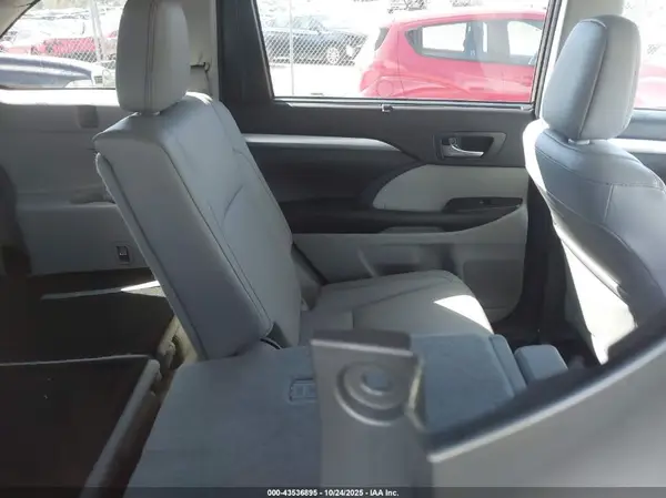 5TDKKRFH9GS501562 2016 TOYOTA HIGHLANDER - Image 8