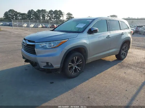 5TDKKRFH9GS501657 2016 TOYOTA HIGHLANDER - Image 2
