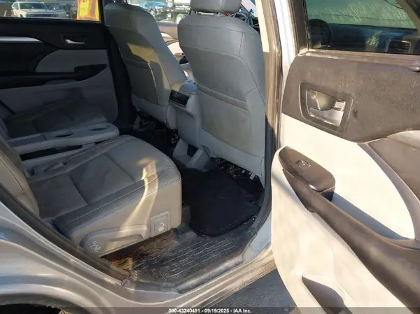 5TDKKRFH9GS501657 2016 TOYOTA HIGHLANDER - Image 8