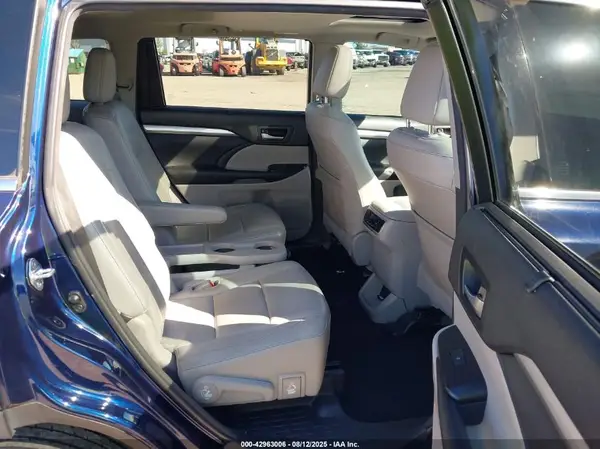 5TDKKRFHXGS126314 2016 TOYOTA HIGHLANDER - Image 8