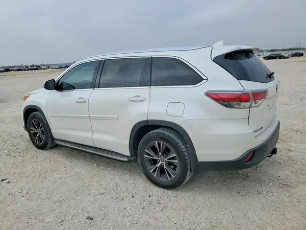 5TDKKRFHXGS132145 2016 TOYOTA HIGHLANDER - Image 2