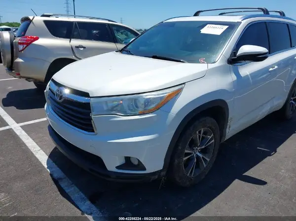 5TDKKRFHXGS132954 2016 TOYOTA HIGHLANDER - Image 2