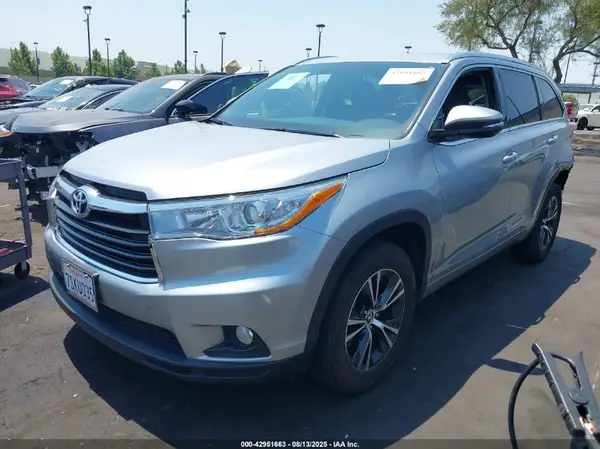 5TDKKRFHXGS137684 2016 TOYOTA HIGHLANDER - Image 2