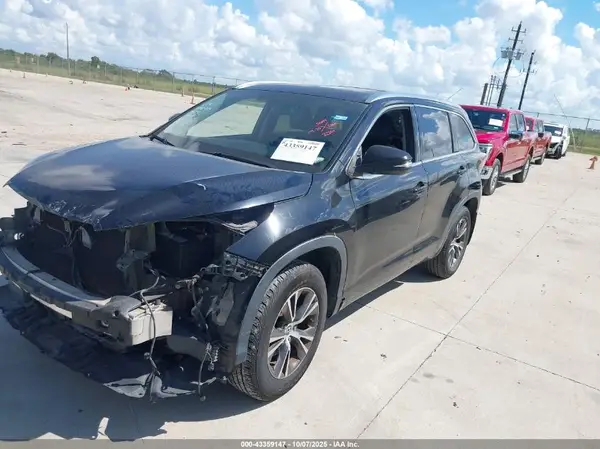 5TDKKRFHXGS146630 2016 TOYOTA HIGHLANDER - Image 2