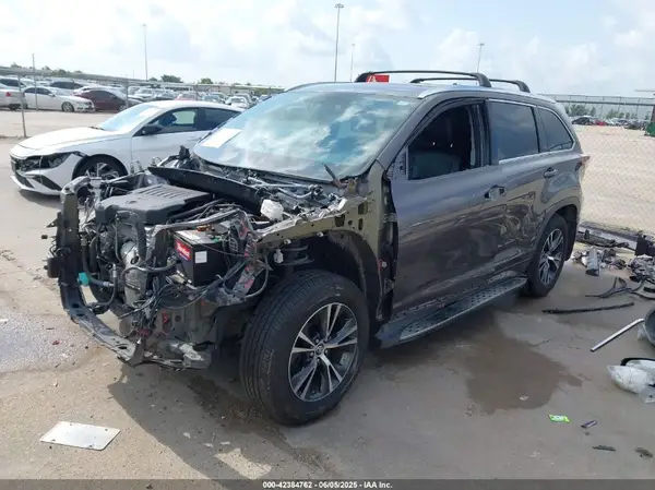5TDKKRFHXGS152962 2016 TOYOTA HIGHLANDER - Image 2