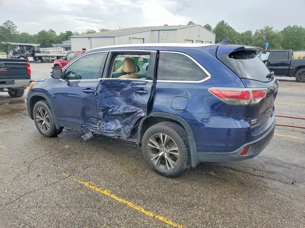 5TDKKRFHXGS174928 2016 TOYOTA HIGHLANDER - Image 2