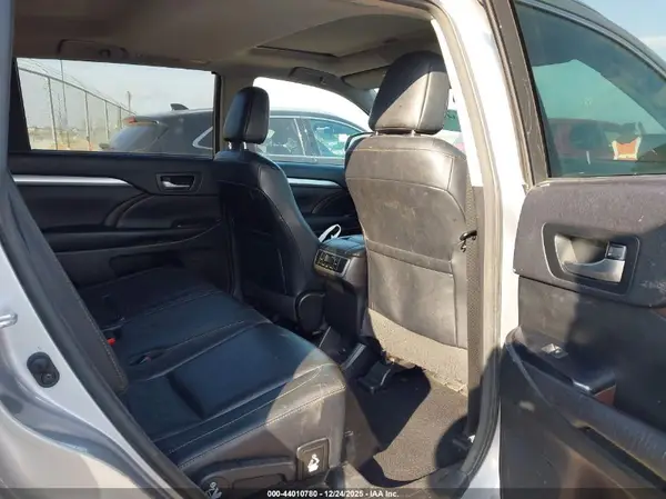 5TDKKRFHXGS176551 2016 TOYOTA HIGHLANDER - Image 8