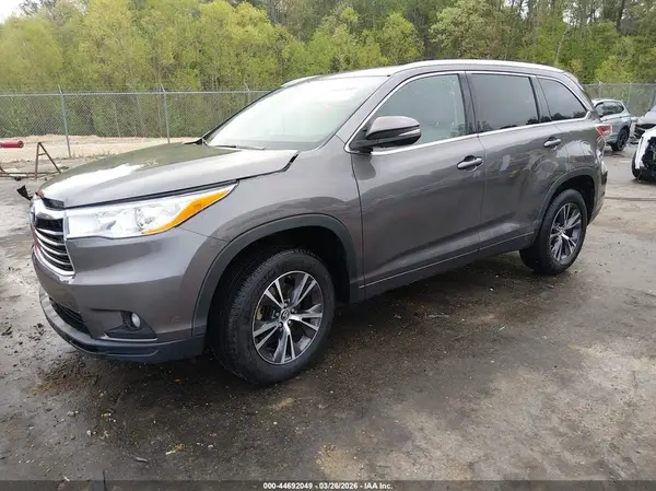 5TDKKRFHXGS503076 2016 TOYOTA HIGHLANDER - Image 2