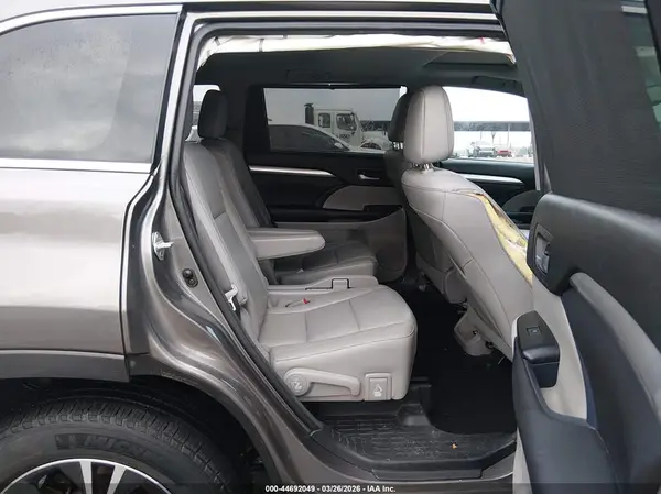 5TDKKRFHXGS503076 2016 TOYOTA HIGHLANDER - Image 8