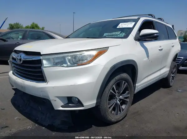 5TDKKRFHXGS503207 2016 TOYOTA HIGHLANDER - Image 2