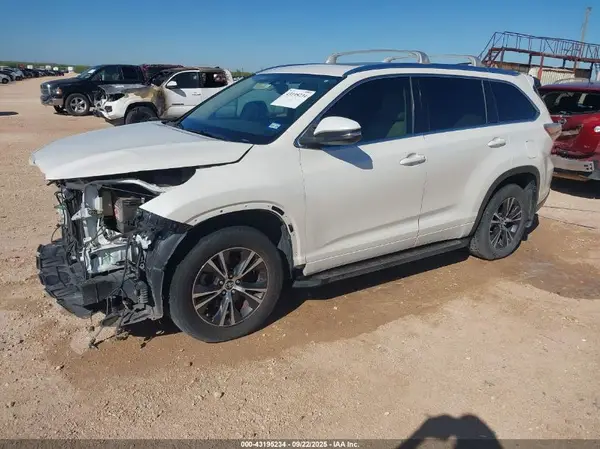 5TDKKRFHXGS503773 2016 TOYOTA HIGHLANDER - Image 2