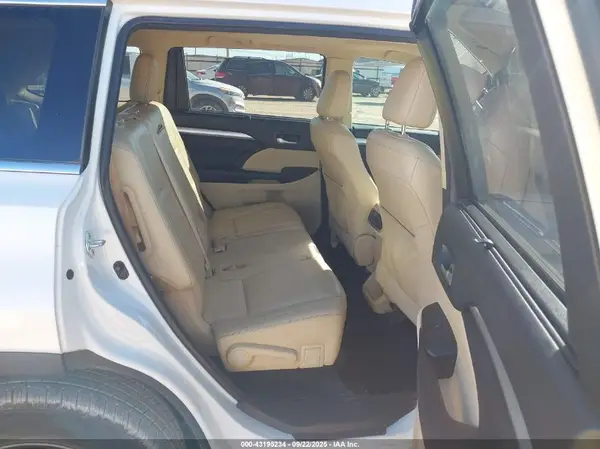 5TDKKRFHXGS503773 2016 TOYOTA HIGHLANDER - Image 8