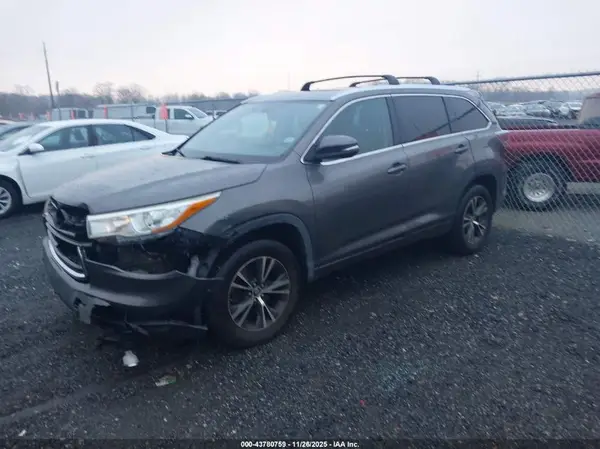 5TDKKRFHXGS504745 2016 TOYOTA HIGHLANDER - Image 2
