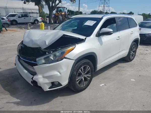 5TDKKRFHXGS504843 2016 TOYOTA HIGHLANDER - Image 2