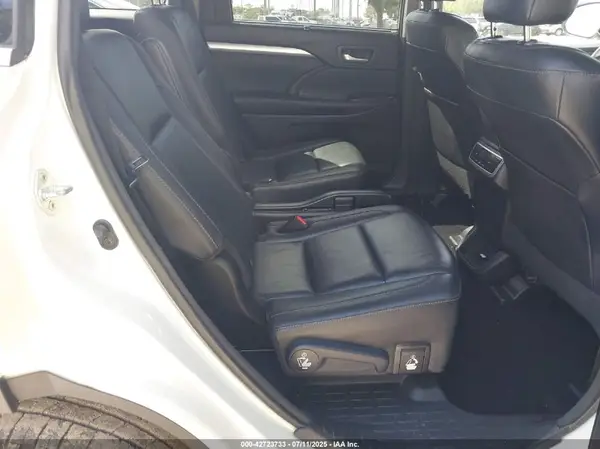 5TDKKRFHXGS504843 2016 TOYOTA HIGHLANDER - Image 8
