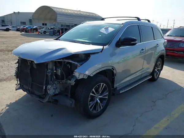 5TDKKRFHXGS506222 2016 TOYOTA HIGHLANDER - Image 2