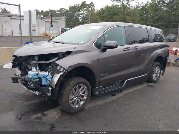 5TDKRKEC0NS105381 2022 TOYOTA SIENNA - Image 2