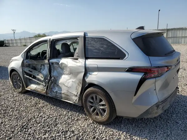 5TDKRKEC0NS108524 2022 TOYOTA SIENNA - Image 2