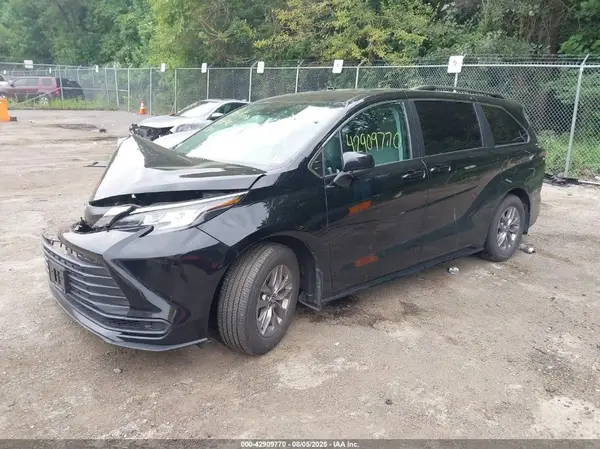 5TDKRKEC0PS150498 2023 TOYOTA SIENNA - Image 2