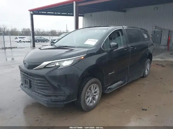 5TDKRKEC0RS200383 2024 TOYOTA SIENNA - Image 2
