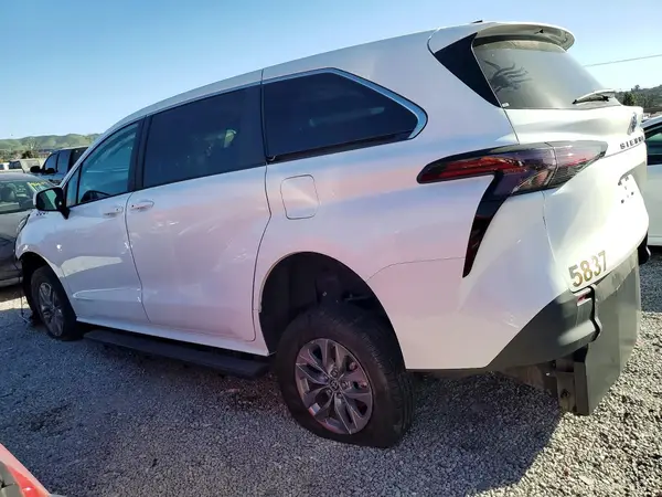 5TDKRKEC0RS215837 2024 TOYOTA SIENNA - Image 2