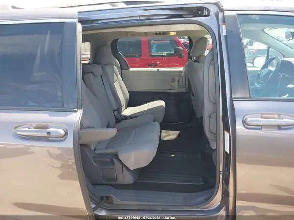 5TDKRKEC1MS011508 2021 TOYOTA SIENNA - Image 2