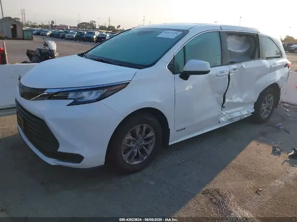 5TDKRKEC1MS016840 2021 TOYOTA SIENNA - Image 2