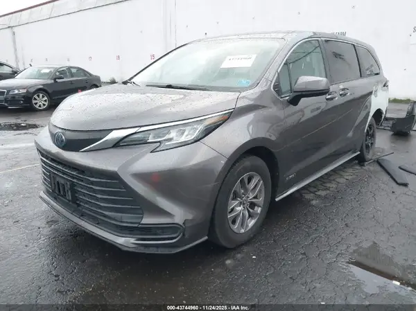 5TDKRKEC1MS026610 2021 TOYOTA SIENNA - Image 2