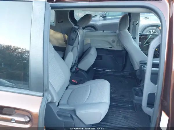 5TDKRKEC1MS055573 2021 TOYOTA SIENNA - Image 8