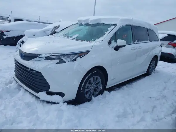 5TDKRKEC1MS060255 2021 TOYOTA SIENNA - Image 2