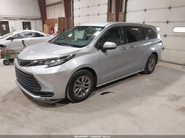 5TDKRKEC1MS064807 2021 TOYOTA SIENNA - Image 2