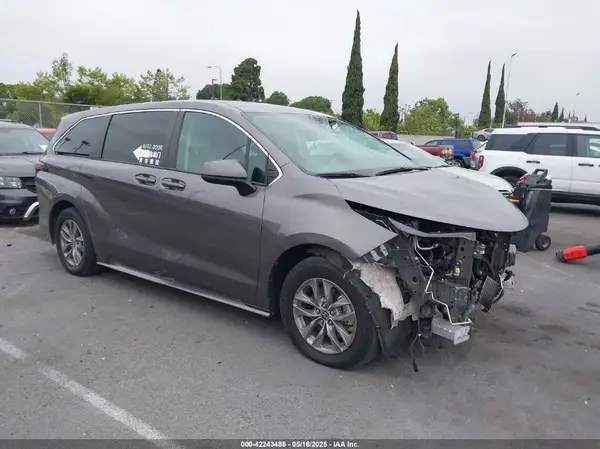 5TDKRKEC1NS099302 2022 TOYOTA SIENNA - Image 1