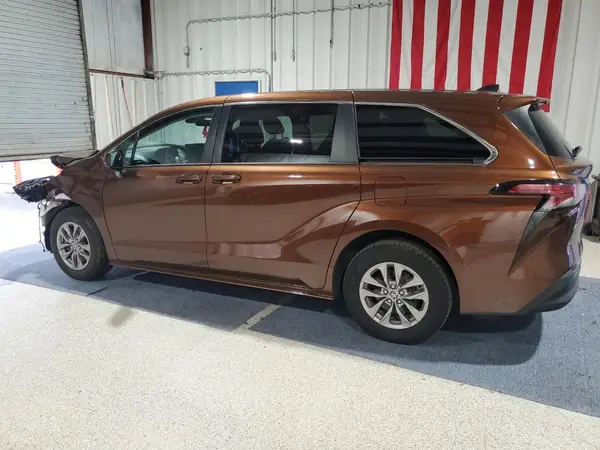 5TDKRKEC1NS106099 2022 TOYOTA SIENNA - Image 2