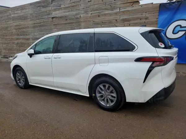 5TDKRKEC1NS106605 2022 TOYOTA SIENNA - Image 2