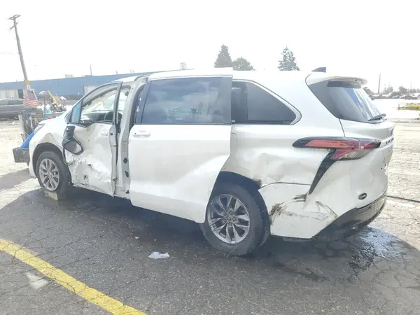 5TDKRKEC1NS111366 2022 TOYOTA SIENNA - Image 2