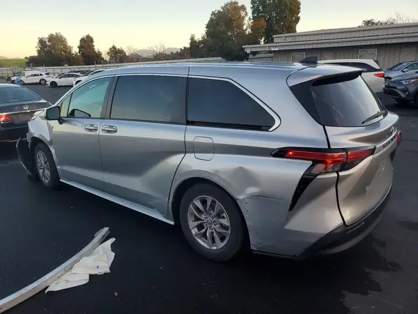 5TDKRKEC1NS112825 2022 TOYOTA SIENNA - Image 2