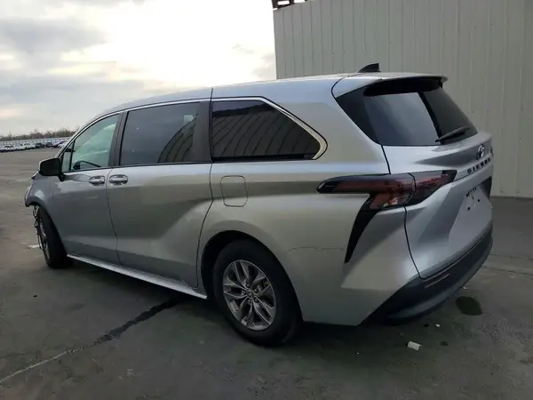 5TDKRKEC1PS152616 2023 TOYOTA SIENNA - Image 2