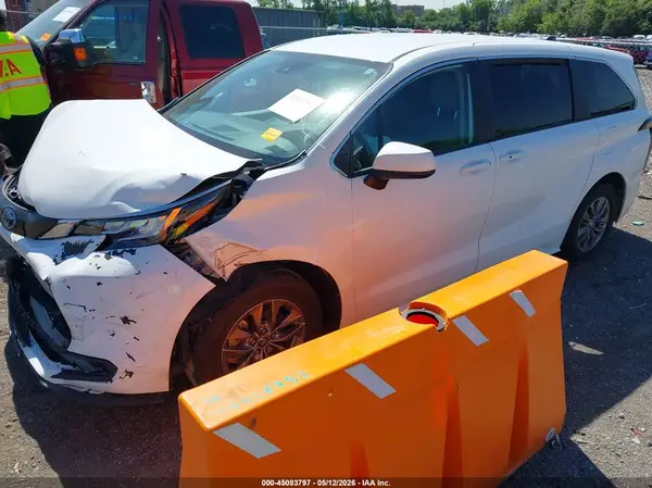 5TDKRKEC1PS165589 2023 TOYOTA SIENNA - Image 2