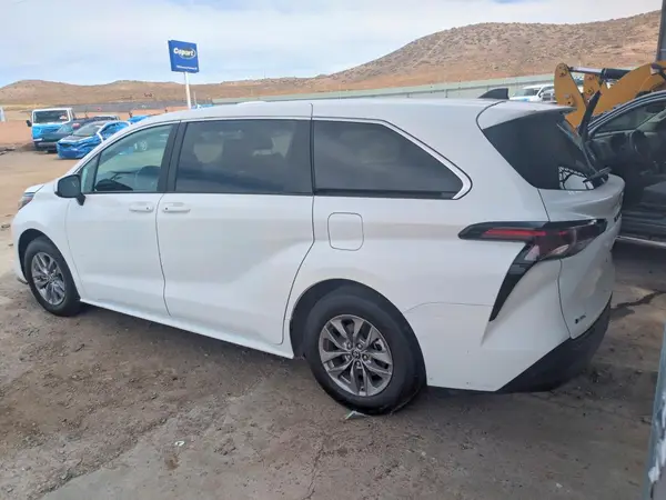 5TDKRKEC1SS239988 2025 TOYOTA SIENNA - Image 2