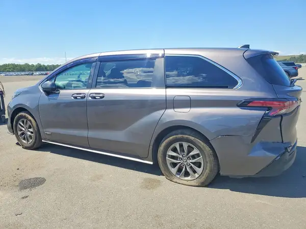 5TDKRKEC2MS015129 2021 TOYOTA SIENNA - Image 2