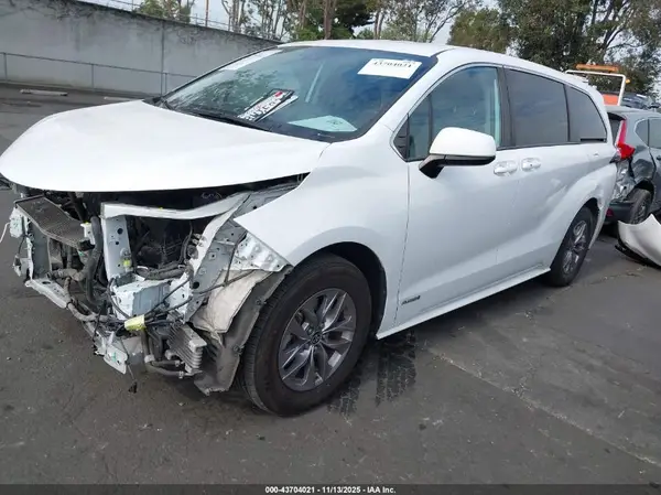 5TDKRKEC2MS045702 2021 TOYOTA SIENNA - Image 2