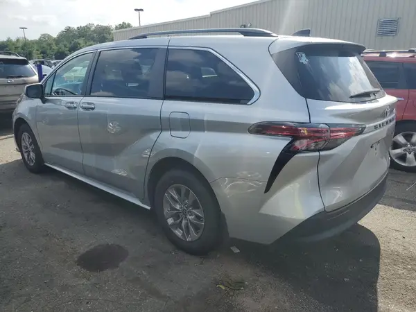 5TDKRKEC2NS095856 2022 TOYOTA SIENNA - Image 2