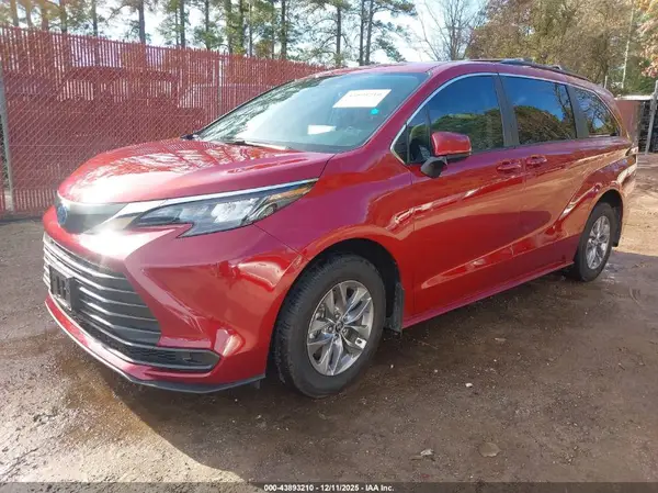 5TDKRKEC2RS222806 2024 TOYOTA SIENNA - Image 2