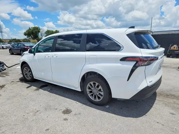 5TDKRKEC2TS290336 2026 TOYOTA SIENNA - Image 2