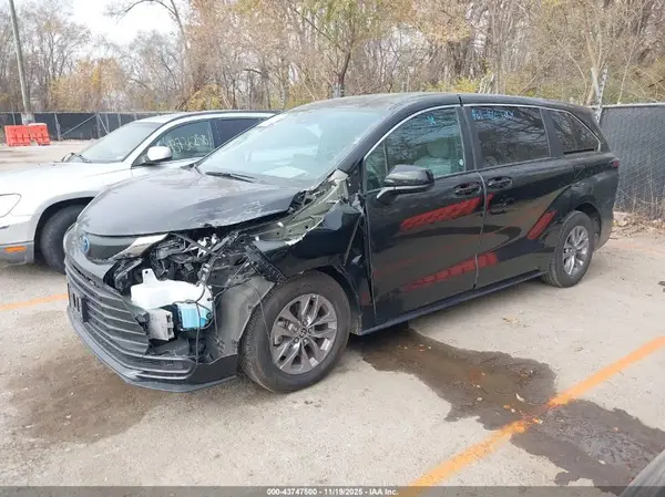 5TDKRKEC3SS246702 2025 TOYOTA SIENNA - Image 2