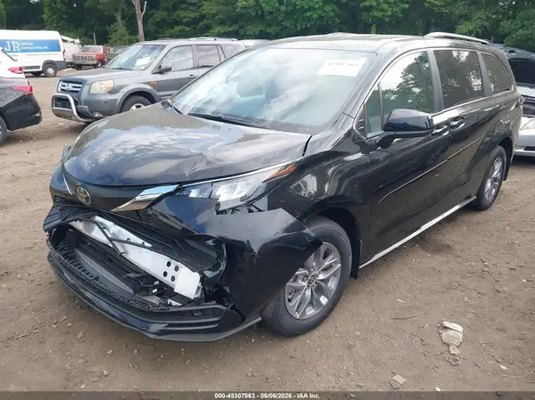 5TDKRKEC3TS322131 2026 TOYOTA SIENNA - Image 2